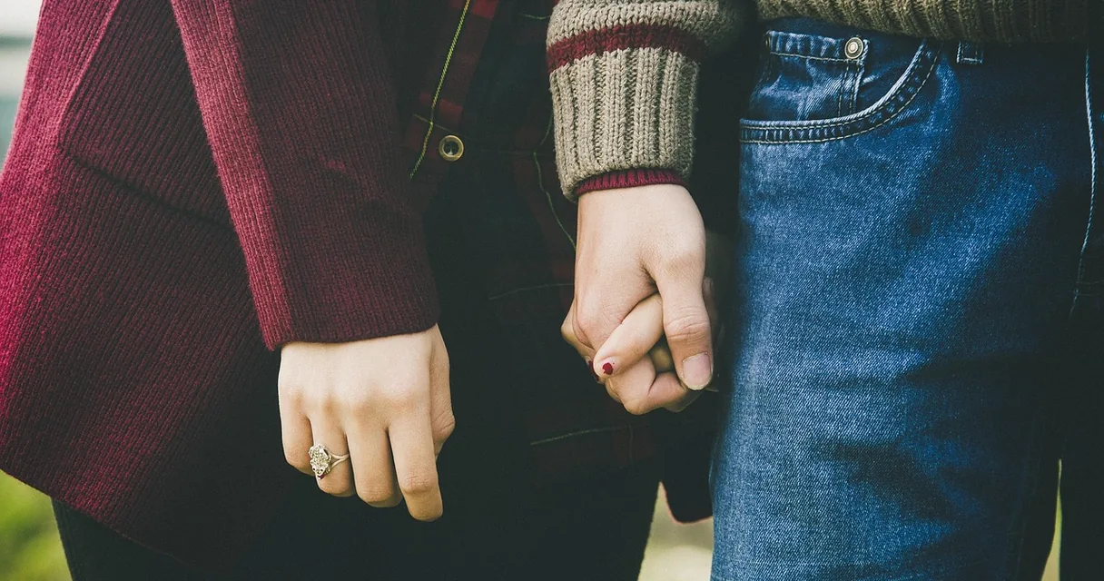 Casal de mãos dadas em close, regras de visita íntima em clínica de reabilitação